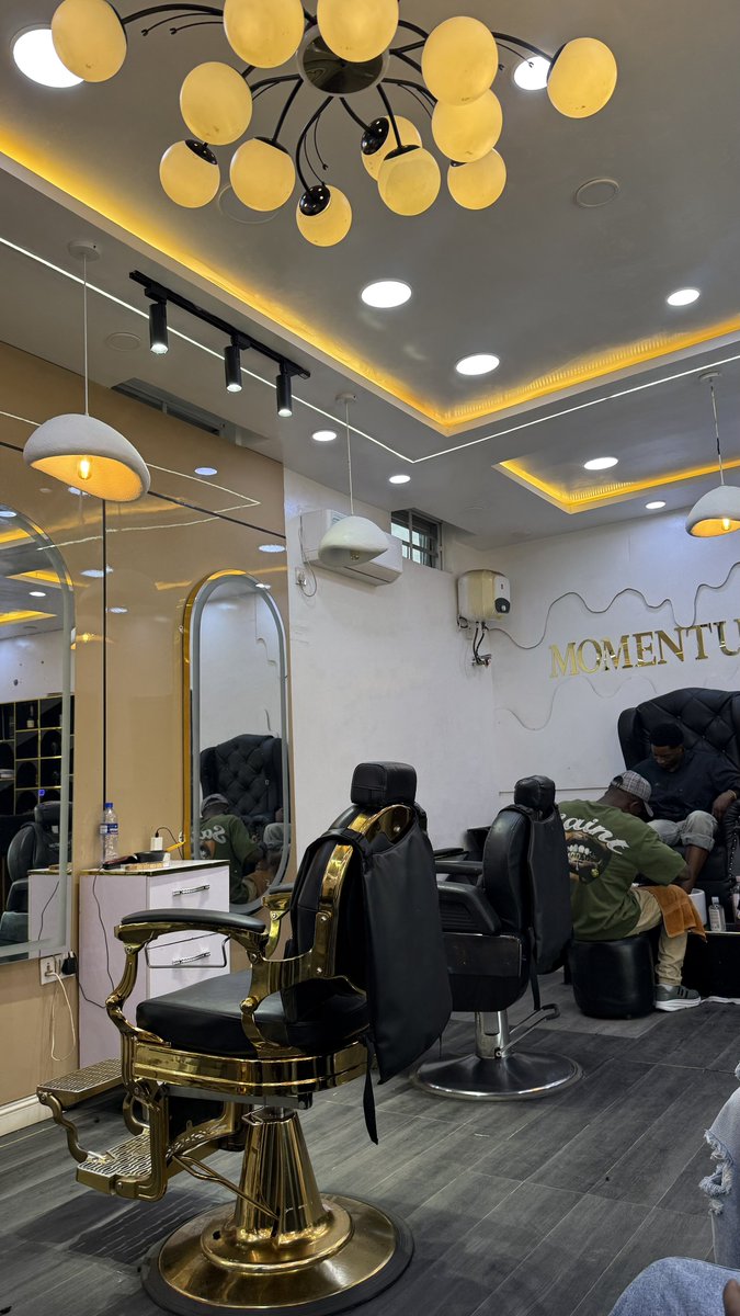 0xwale's tweet photo. hair day in osogbo 💇 https://t.co/CTJsQ6UmA5