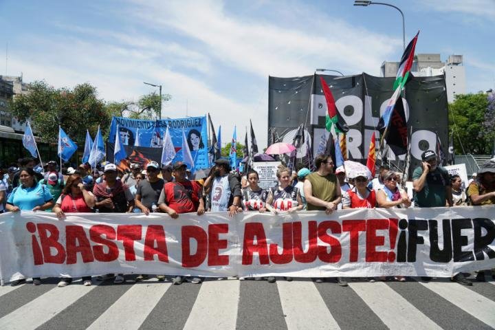 mas_platon's tweet photo. Recuerdo a Milei rotulador en mano frente a una pizarra tachando:
-Servicios Sociales ¡Afuera! 
-Sanidad ¡Afuera! 
-Educación" ¡Afuera!
¡Y ganó! Así es que los que le votaron no pueden decir que les mintió. 
Ahora amenaza con quitarles el subsidio a los que se manifiesten. https://t.co/RoyqthTYBG