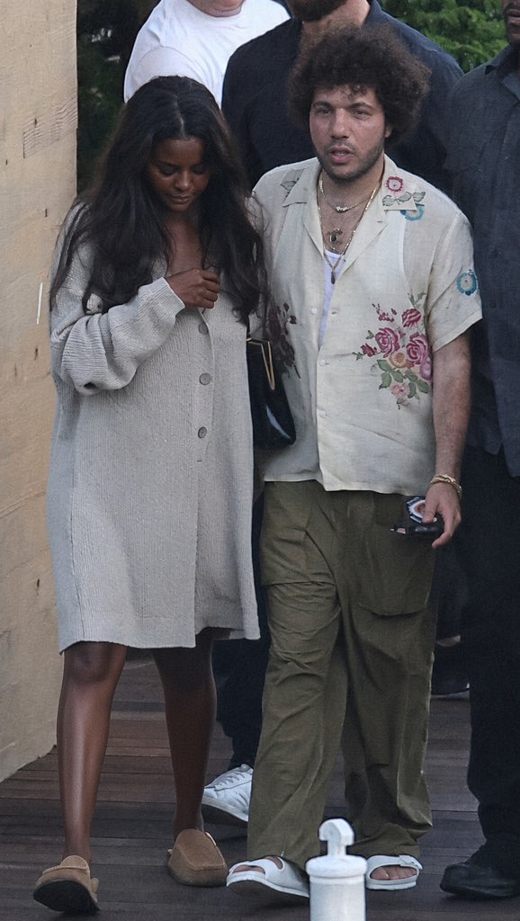 whos_abigaill's tweet photo. Selena Gomez went live on instagram crying after her husband Benny blanco was cheating on her and left her alone in Italy… he was spotted leaving a luxury hotel with a 21 year old female singer.💔💔

“Honestly it is so heartbreaking to see my own husband treat me like this it’s sad seeing him cheat on me with lesser women….. I’ve been an understanding woman for too long I’m done with this marriage I’m moving out of our home and moving to back to New York 😭💔💔