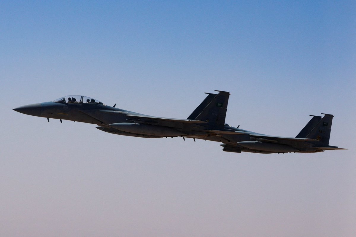 StratejikGn's tweet photo. 🔴 HUSİLER: SUUDİ ARABİSTAN 24 SAATTE YEMEN’E 28 HAVA SALDIRISI DÜZENLEDİ

Yemen’deki Husiler (Ensarullah), Suudi Arabistan’a ait F-15 ve Typhoon savaş uçaklarının son 24 saatte Taiz, El-Cevf ve Marib’e 28 hava saldırısı düzenlediğini açıkladı.

Husilere göre çatışmalar boyunca düzenlenen Suudi hava saldırılarının sayısı 760’a ulaştı.