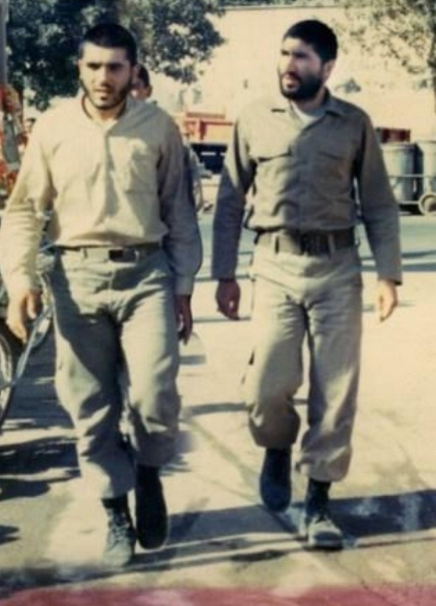 Gh0Ghn00S's tweet photo. آقا کاغذی را که در دست داشتند به من نشان دادند و پرسیدند: «کدامیک از این شهدای بزرگوار بود؟» من عکس علی را نشان دادم.
 
گفتند: «او چند ��ال داشت؟»
گفتم: «بیست و دو سه سال!

 گفتند: «وای به حال ما که شهدا را نشناختیم!»

#جانفدایان_آران_بیدگل 
#جانفدای_ایران https://t.co/2BvL0Y7SdZ