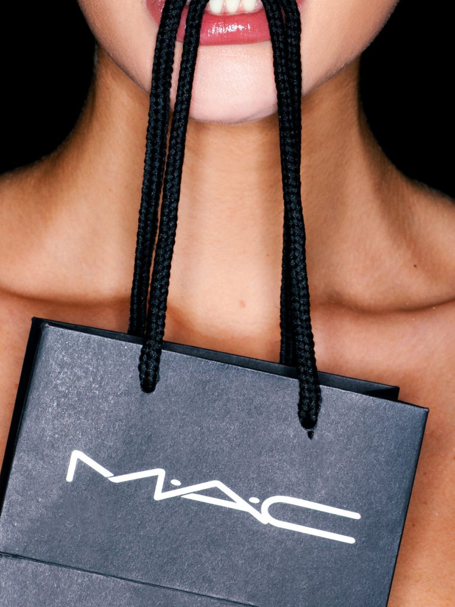 MACcosmetics's tweet photo. Earle meets MAC. New MACzine drops tomorrow. 

#MACzine

Photographer: Sarah Pardini @sarahpardini 
Styling: Hunter Clem @hunterclem_ Shoes by @markgong_official https://t.co/vv4tCxUQ7o