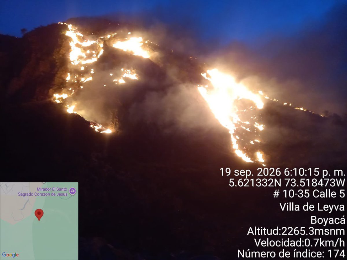 ParquesColombia's tweet photo. Desde ayer, la brigada forestal de Parques Nacionales Naturales atiende el incendio registrado en el Cerro San Marcos, en Villa de Leyva, en coordinación con las entidades del @SNGRDColombia.

Participamos en el Puesto de Mando Unificado, junto a @DNBomberosCol, @PoliciaColombia, @DefensaCivilCo, @cruzrojacol y autoridades locales, para coordina las acciones de respuesta a este incendio forestal que también afecta el Santuario de Fauna y Flora Iguaque. 

Más de 200 personas trabajan en terreno mientras dos helicópteros de @FuerzaAereaCol con sistema Bambi Bucket fortalecen la atención desde el aire.