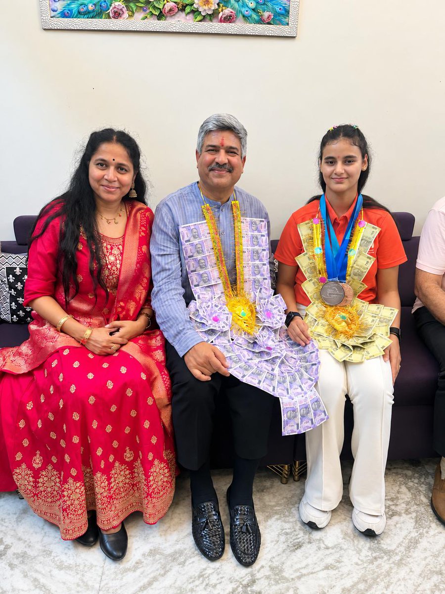 heenumahajan's tweet photo. 🏅🇮🇳 आज Champion Bhakti Sharma बेटी के घर जाकर उन्हें Para Shooting में 🥉 Bronze और 🥈 Silver Medal जीतने पर बधाई व आशीर्वाद दिया।

Keep shining, Bhakti! 🇮🇳🏆

#BhaktiSharma #ParaShooting #ProudMoment #IndiaProud https://t.co/4UmtozT6xH