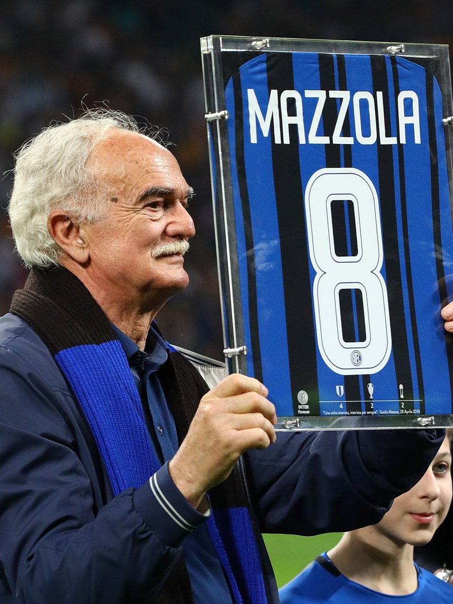 Cica7981's tweet photo. Durante il minuto di raccoglimento c'è chi ha urlato "Napoli Merda"(Firenze)e chi si è girato di spalle(Juventus)ma il 99%del mondo del calcio però riconosce e rispetta il Campione e il grande uomo che sei stato.
Quell'1% è soltanto demenza assoluta. https://t.co/VUn8mlMG2j