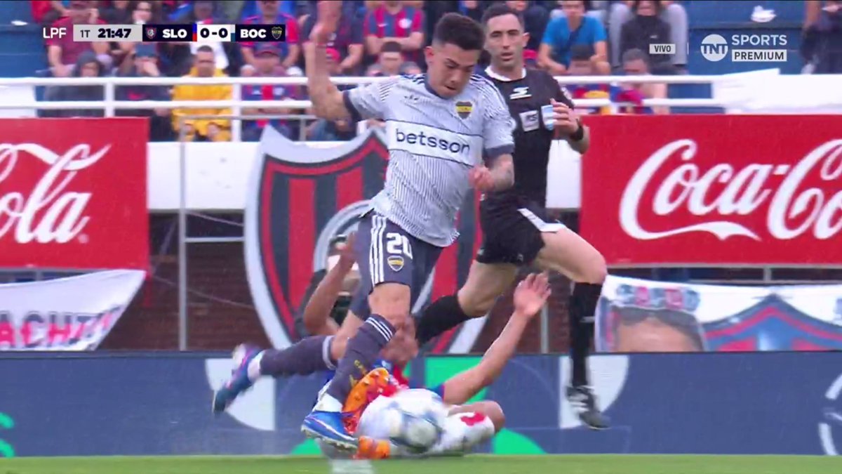la12tuittera's tweet photo. ⚠️Nazareno #Arasa lo PERDONÓ a Ezequiel Herrera que debió ser amonestado por esta falta a #Velasco que frenó una contra de #Boca. https://t.co/aQq75fi4DZ