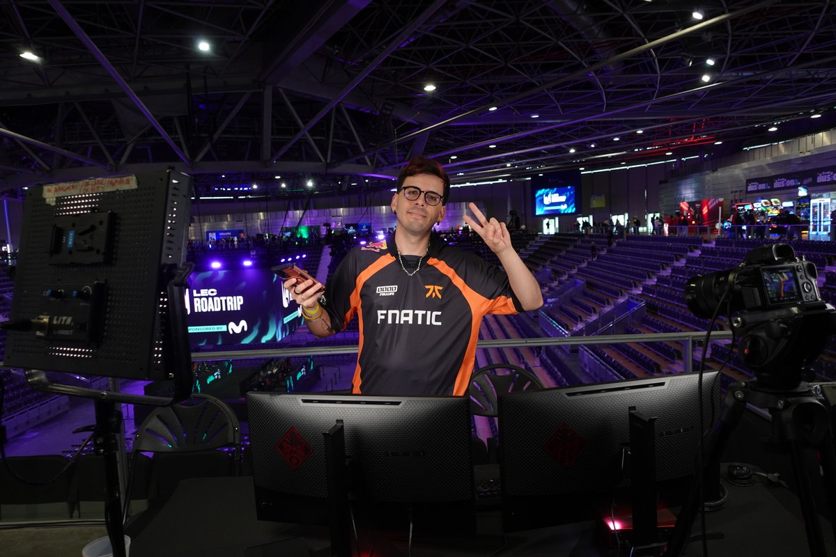 DefNotJordi's tweet photo. En una nota más seria, aquí se cierra mi segundo año como co-streamer de la LEC con @FNATIC 

Aunque deportivamente el año no ha acompañado nada, ha sido un año del que estoy muy orgulloso y salgo contento. 

Creo que el co-stream ha sido un productazo y he cumplido sueños espectaculares como comentar en presencial en el roadtrip de Madrid, darle oportunidades a gente de la comunidad súper válida y crear una comunidad cercana que amo.

Gracias por acompañarme otro año más, ojalá el año que viene podamos volver a vernos (y ojalá que lo deportivo en Fnatic acompañe un poco más joer). Os amo.