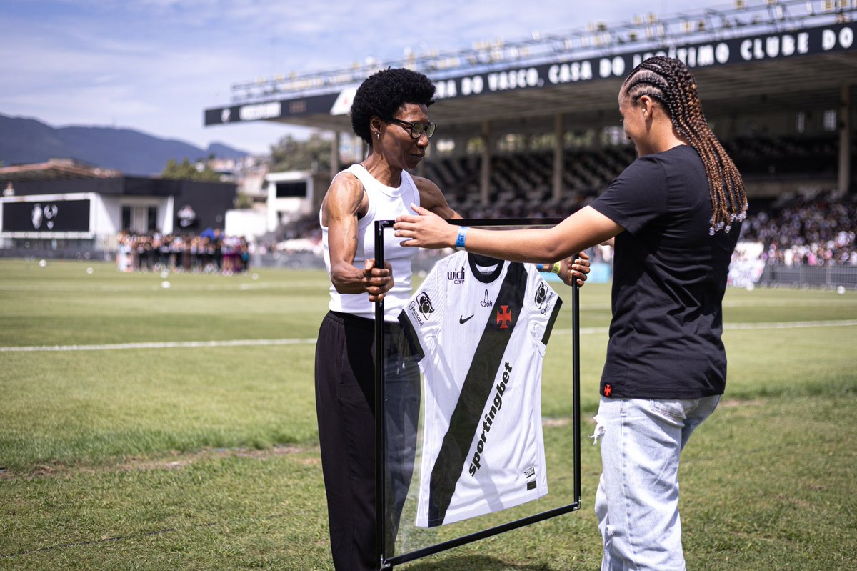 dibradoras's tweet photo. MANHÃ INESQUECÍVEL EM SÃO JANUÁRIO!

Mais de 8 mil torcedores encheram o estádio para celebrar o título do @vasco_feminino na A2. E ainda viram pioneiras como Meg e Pretinha serem homenageadas marcando a história do clube de muito protagonismo no futebol feminino. Que imagens! https://t.co/6nWZTYRKrC