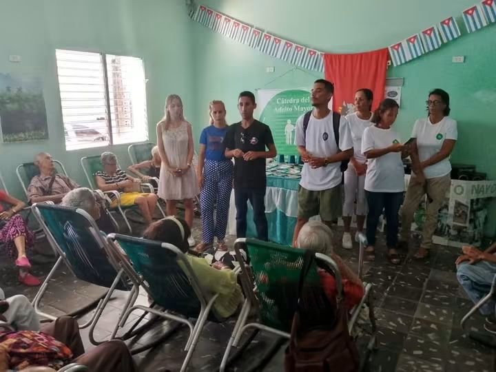 UJCdeCuba's tweet photo. 🇨🇺| Con mucho amor y compromiso, la Red Juvenil Comunitaria se activó en la Casa de Abuelos No. 1 "Antonio Lorda Ortega", junto a jóvenes de la UJC, la FEU de Ciencias Médicas, la UCLV y la Cátedra del Adulto Mayor.

#RedJuvenilComunitaria #UJCdeCuba https://t.co/Yju67mkafp