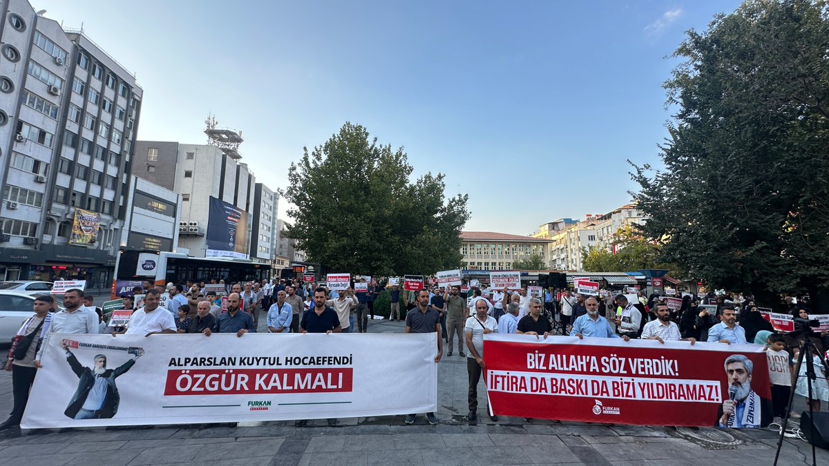 fhengellenemezz's tweet photo. ALPARSLAN HOCA’YA YAPILAN HAK İHLALLERİNE KARŞI TÜRKİYE AYAKTA! 

Türkiye’nin bir çok yerinde Alparslan Kuytul Hocaefendi’ye cezaevinde yapılan hak ihlallerine, baskılara, baskınlara, hukuksuzluklara, psikolojik şiddete karşı tepki amaçlı basın açıklaması düzenlendi. 

📍Gaziantep

AlparslanHocaya Ozgürlük
SemraHocaya Ozgürlük 
FurkanGönüllülerine Ozgürlük 
Ozgürlükiçin Meydandayız