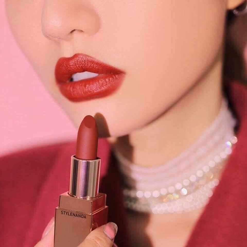89557347's tweet photo. Son 3CE Matte Lip Color 228 đỏ đất thời thượng, chất son lì mịn nhẹ môi, không bột, không lộ rãnh. Thiết kế hồng vàng tinh tế, phù hợp cho mọi phong cách. https://t.co/cvQZyy2Dx3
