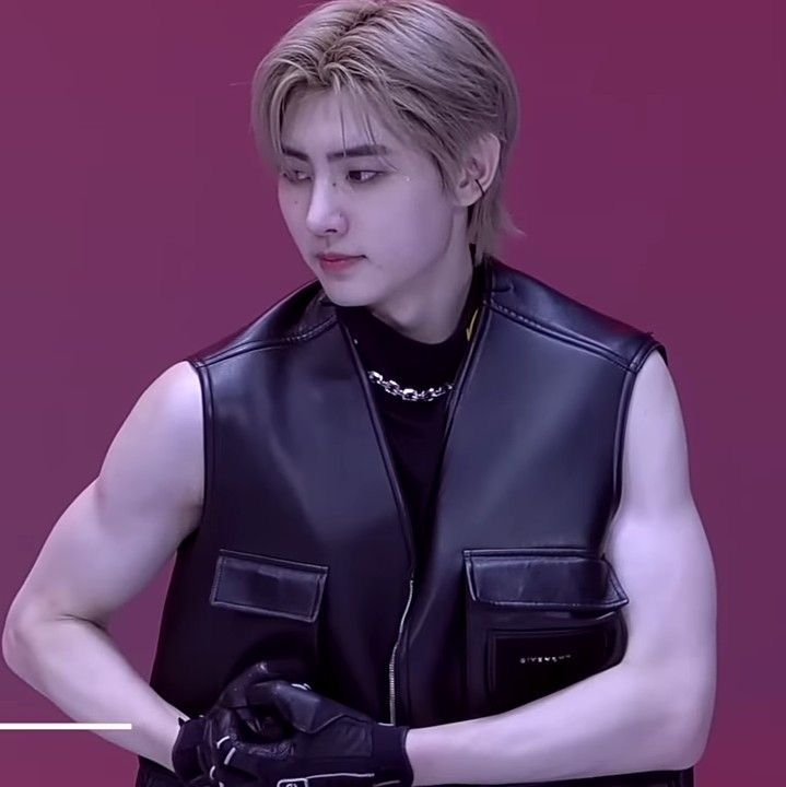 popochinoooo's tweet photo. The bicep's growth is insane omg Sunghoon 😮‍💨😮‍💨😮‍💨 https://t.co/YOfTDplpk9
