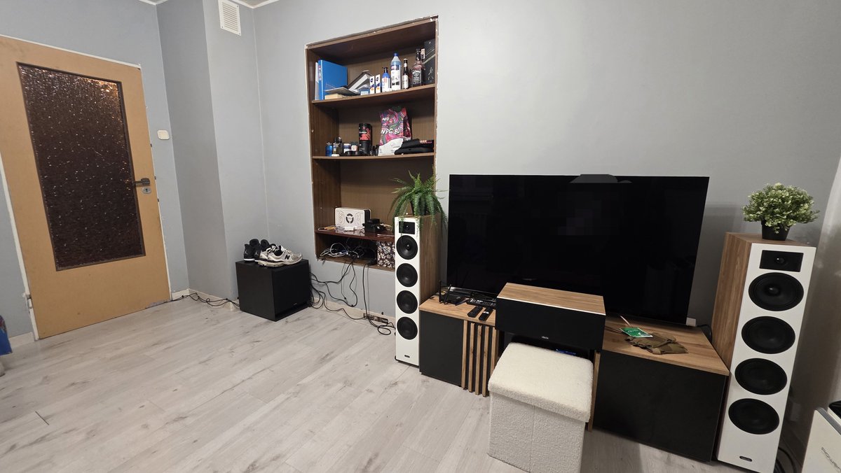 nsolarper's tweet photo. MY ROOOOOM!!

yes I have gaps in the floor
yes the room's renovation wasn't finished
yes I even have a sticker on my floor strips
yes my center speaker is covering my TV I have to a buy a shelf
YES I HAVE A SHIT TON OF CABLES I CANT HIDE THEM

THIS IS AS CLEAN AS IT CAN GET 😭😭 https://t.co/IHwlpvJt5s