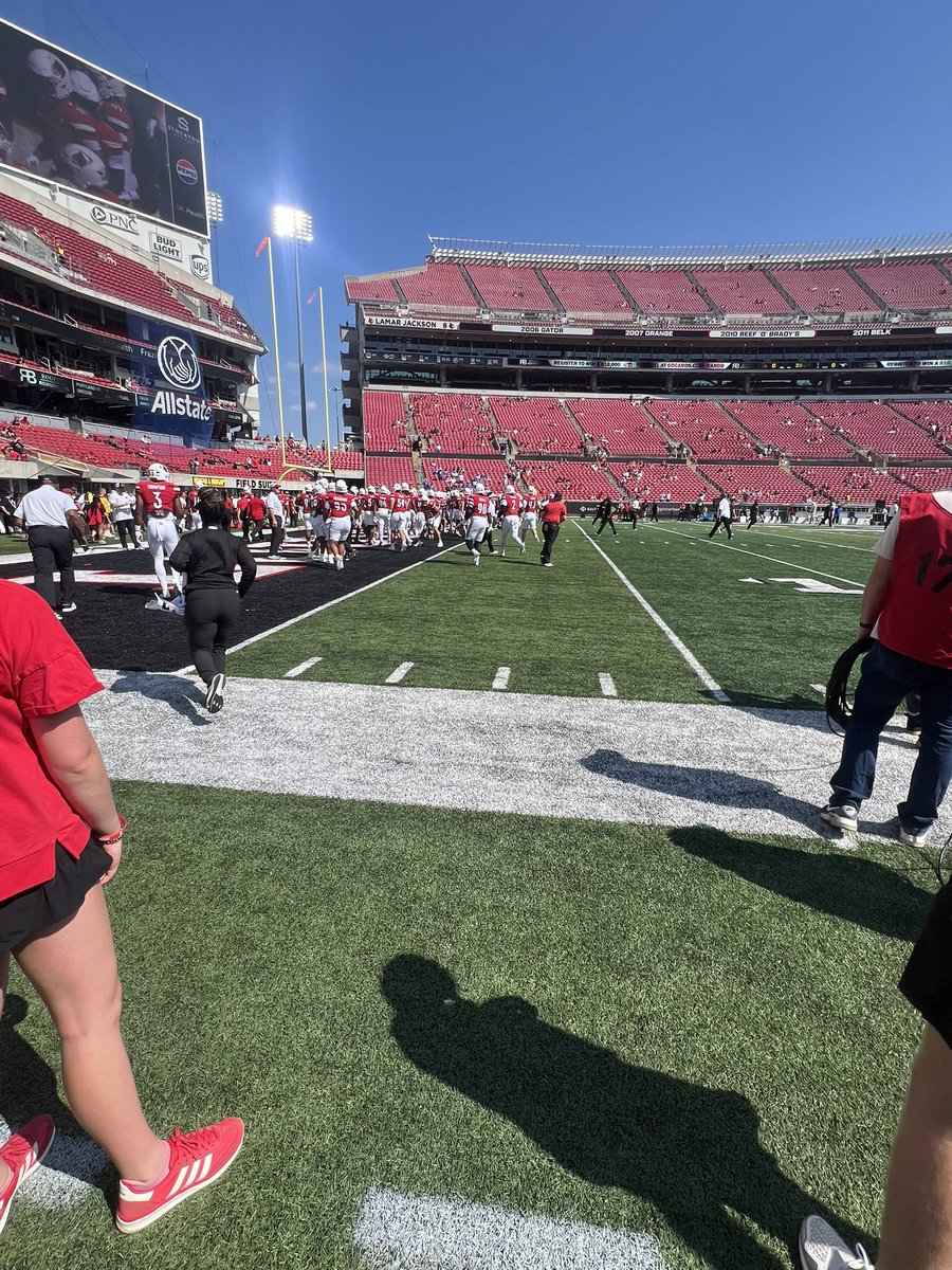 Xwooldridge05's tweet photo. Big thanks to @LouisvilleFB for the game day invite. @coachstuholt @Coach_DElson @CoachMaslowski @ClayClevenger @BJNFBALL @KYFUTURESTARS https://t.co/lGUnVSFJxp