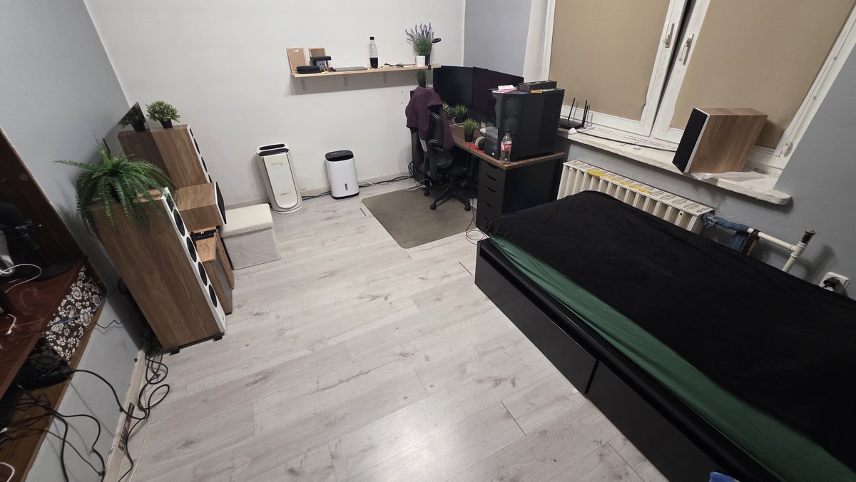 nsolarper's tweet photo. MY ROOOOOM!!

yes I have gaps in the floor
yes the room's renovation wasn't finished
yes I even have a sticker on my floor strips
yes my center speaker is covering my TV I have to a buy a shelf
YES I HAVE A SHIT TON OF CABLES I CANT HIDE THEM

THIS IS AS CLEAN AS IT CAN GET 😭😭 https://t.co/IHwlpvJt5s