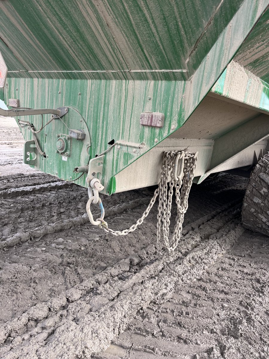HebertKristjan's tweet photo. We have added this setup to all of our carts and 4wd's a number of years ago.  Carts for harvest, 4wd for seeding.  Try to turn getting f stuck Into a non event.   I know many operations are having to deal with wet conditions that aren't normal for the area they farm. https://t.co/YaZeqLYF5d