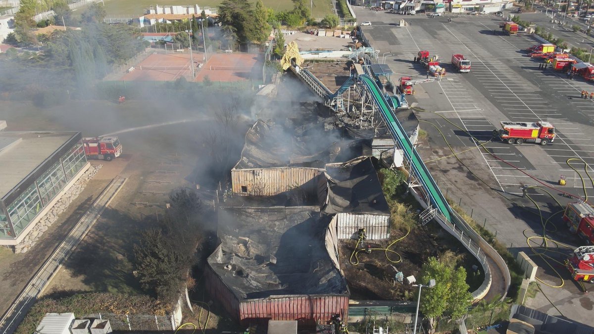 PompiersHerault's tweet photo. #Incendie|| PALAVAS LES FLOTS 
🔥 Feu d’entrepôt de 1500 m2
🔴 Feu fixé
🔵Aucune victime
🚒 Les #secours traitent les différents points chauds 
🔺 L’équipe spécialisée #RCH procède à des mesures + analyse de l’air 
ℹ️ #InfoFlash 
📸 @PompiersHerault https://t.co/jzr9jcdGNx