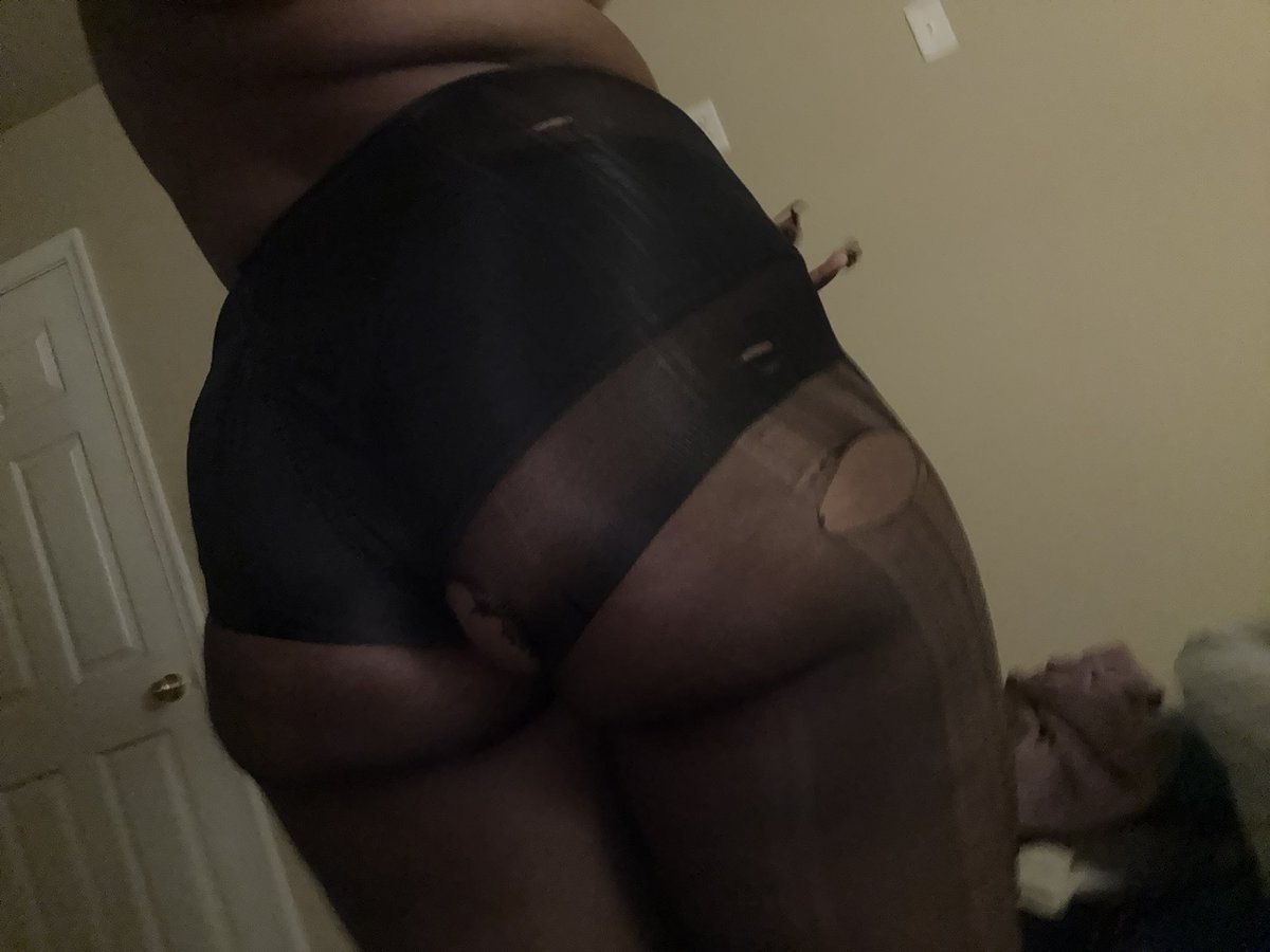 MaxTheSlicer's tweet photo. Who want to rip them off of me (｡•̀ᴗ-)✧ https://t.co/v7EnXNJFq9