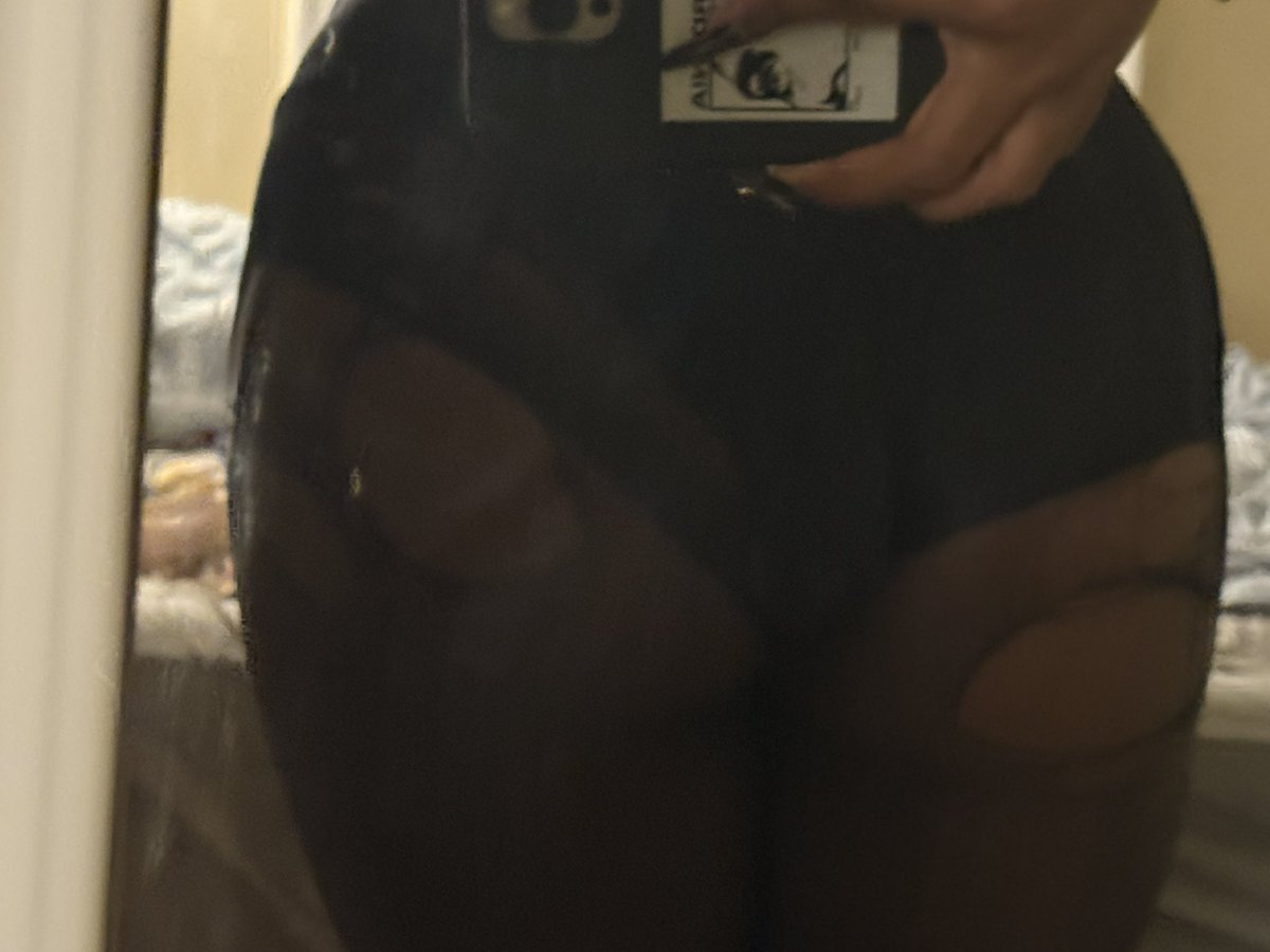 MaxTheSlicer's tweet photo. Who want to rip them off of me (｡•̀ᴗ-)✧ https://t.co/v7EnXNJFq9