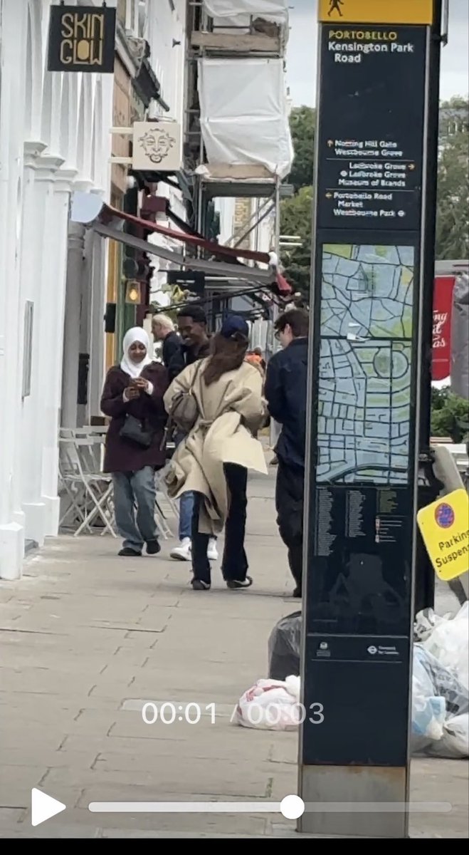 waiwai0327's tweet photo. Lisa and blue were seen in London today. 
Lisa drag all these bags by herself just to head to London for this leech. Last time, she took an overnight flight from Seoul to Bangkok, then kept going to Kyoto.  How can you be this subservient in this relationship, girl? https://t.co/mcBwfIcCKD