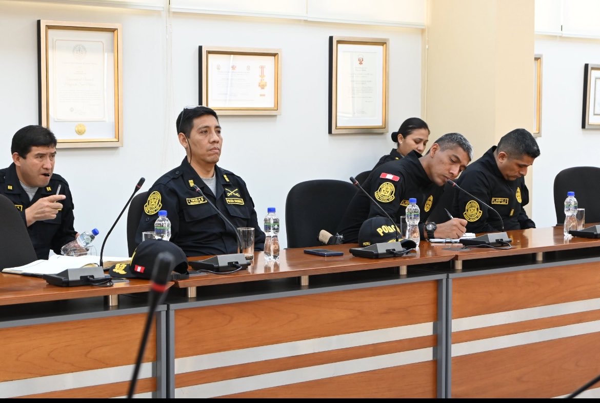 97milkjk's tweet photo. UNMSM coordina operativo de seguridad para conciertos de BTS en Lima, Perú 🇵🇪

La rectora de la UNMSM, Dra. Jeri Ramón Ruffner de Vega, sostuvo una reunión de coordinación con la Policía Nacional del Perú, la Comisaría de la Unidad Vecinal 3, representantes de Live Action y autoridades sanmarquinas.

Durante el encuentro se abordaron las medidas de seguridad y organización dentro y fuera del Estadio de la UNMSM, con miras a los próximos conciertos de BTS, reforzando la coordinación entre las instituciones involucradas.