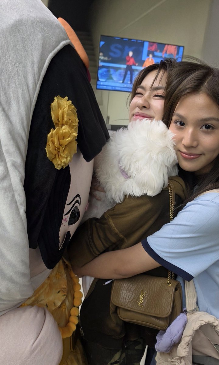 _allthelilies's tweet photo. with her arms wrap possessively around emi and her gaze fixes on the camera, bonnie's face seems to scream, "mine. they are all mine." https://t.co/cB90evGf97