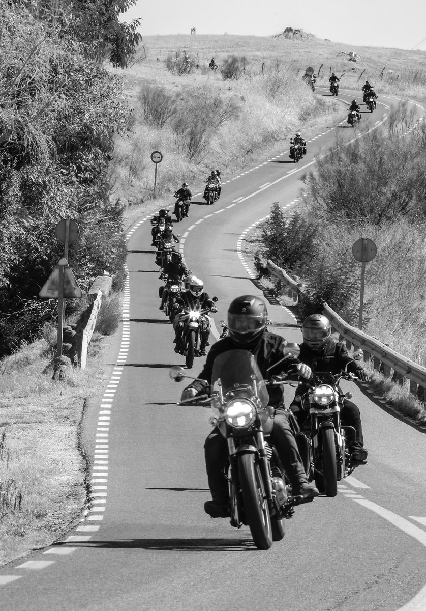 MDFzonacaliente's tweet photo. Hoy he salido con mis amigos de @royalenfield por las sierras de Madrid en su ruta anual #OneRide2026 
y Madrid ha formado parte de una convocatoria que este año tiene bastante más significado de lo habitual.

La edición de 2026 coincide con el 125.º aniversario de Royal Enfield. La marca programó para hoy más de 1.648 salidas en más de 923 ciudades de más de 60 países. El One Ride nació en 2011 con una idea bastante sencilla: que propietarios de Royal Enfield de todo el mundo salieran a rodar el mismo día, cada uno por sus carreteras, pero formando simbólicamente una única ruta mundial. 

Este año, además, tiene un componente solidario: por cada participante Royal Enfield realiza una aportación destinada a proyectos de conservación del leopardo de las nieves en el Himalaya.
Y esta ha sido la de este año : 

https://t.co/k1hRcHAXn8
Aquí os dejo alguna de las fotos que he hecho