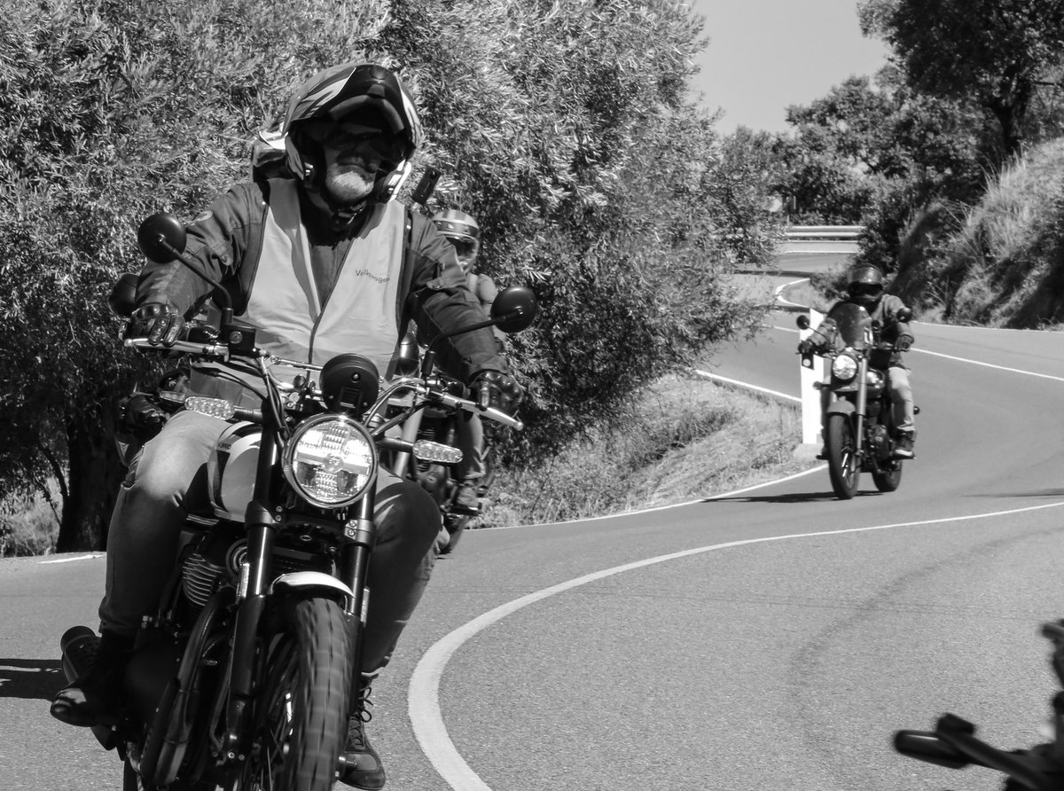 MDFzonacaliente's tweet photo. Hoy he salido con mis amigos de @royalenfield por las sierras de Madrid en su ruta anual #OneRide2026 
y Madrid ha formado parte de una convocatoria que este año tiene bastante más significado de lo habitual.

La edición de 2026 coincide con el 125.º aniversario de Royal Enfield. La marca programó para hoy más de 1.648 salidas en más de 923 ciudades de más de 60 países. El One Ride nació en 2011 con una idea bastante sencilla: que propietarios de Royal Enfield de todo el mundo salieran a rodar el mismo día, cada uno por sus carreteras, pero formando simbólicamente una única ruta mundial. 

Este año, además, tiene un componente solidario: por cada participante Royal Enfield realiza una aportación destinada a proyectos de conservación del leopardo de las nieves en el Himalaya.
Y esta ha sido la de este año : 

https://t.co/k1hRcHAXn8
Aquí os dejo alguna de las fotos que he hecho