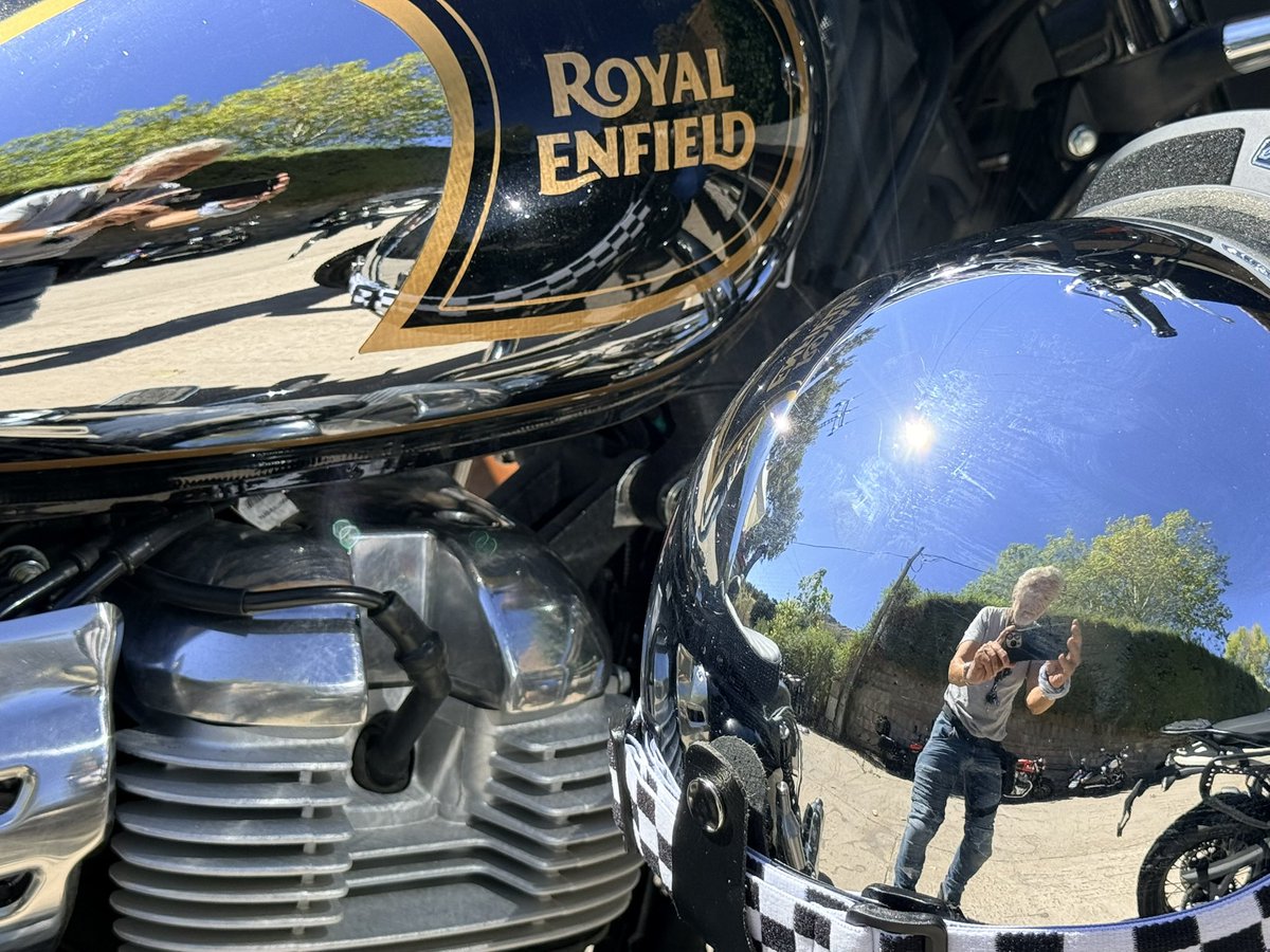 MDFzonacaliente's tweet photo. Hoy he salido con mis amigos de @royalenfield por las sierras de Madrid en su ruta anual #OneRide2026 
y Madrid ha formado parte de una convocatoria que este año tiene bastante más significado de lo habitual.

La edición de 2026 coincide con el 125.º aniversario de Royal Enfield. La marca programó para hoy más de 1.648 salidas en más de 923 ciudades de más de 60 países. El One Ride nació en 2011 con una idea bastante sencilla: que propietarios de Royal Enfield de todo el mundo salieran a rodar el mismo día, cada uno por sus carreteras, pero formando simbólicamente una única ruta mundial. 

Este año, además, tiene un componente solidario: por cada participante Royal Enfield realiza una aportación destinada a proyectos de conservación del leopardo de las nieves en el Himalaya.
Y esta ha sido la de este año : 

https://t.co/k1hRcHAXn8
Aquí os dejo alguna de las fotos que he hecho
