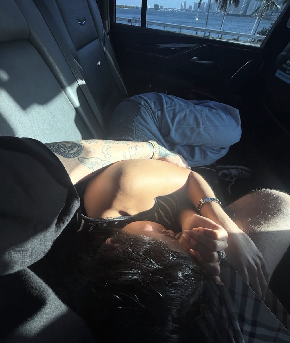 kariconica's tweet photo. noo miren a karina durmiendo la ternura https://t.co/JXBFKud1db