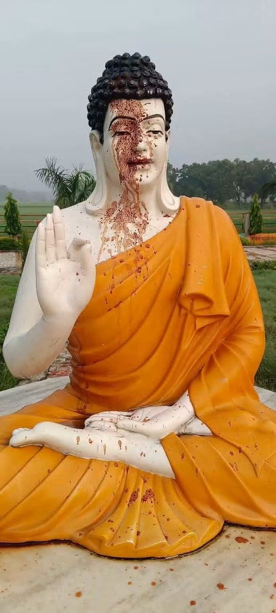 RAMANKUMARnesb's tweet photo. संत कबीर नगर में महात्मा बुद्ध की मूर्ति पर किसी ने पान खाकर थूक दिया है।
जिसने भी ऐसा कृत किया है उसके खिलाफ कठोर से कठोर कार्रवाई होना चाहिए।
@Uppolice 
@myogiadityanath 
@BhimArmyChief https://t.co/ahyyHNOdjZ
