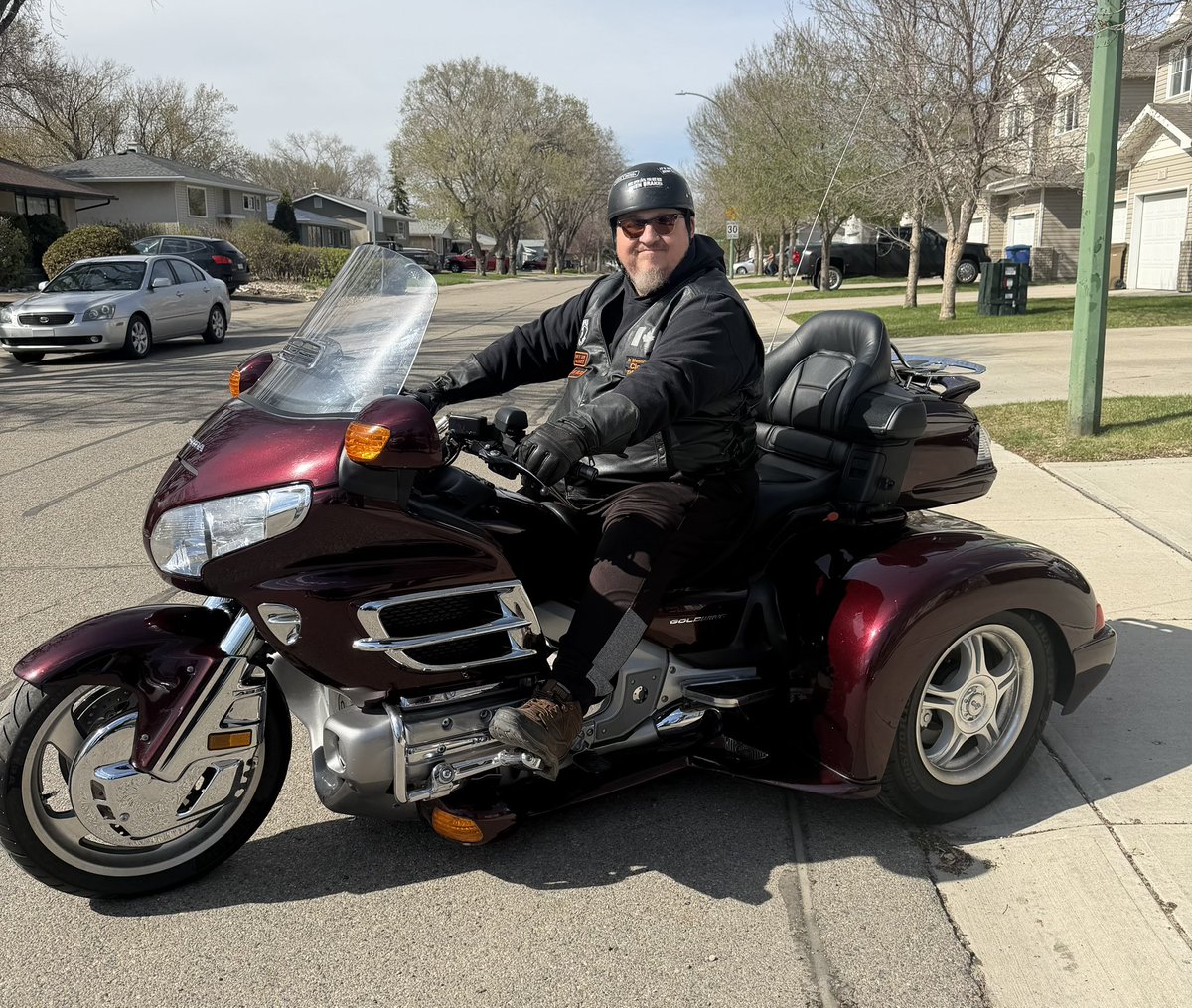 Prairie_Scot's tweet photo. Ok, the trike is cute, and fun to ride, but the Yammie makes my pants want to get up and dance! 🕺🏍️💨💚@RiderCharm https://t.co/p24sf98WlE