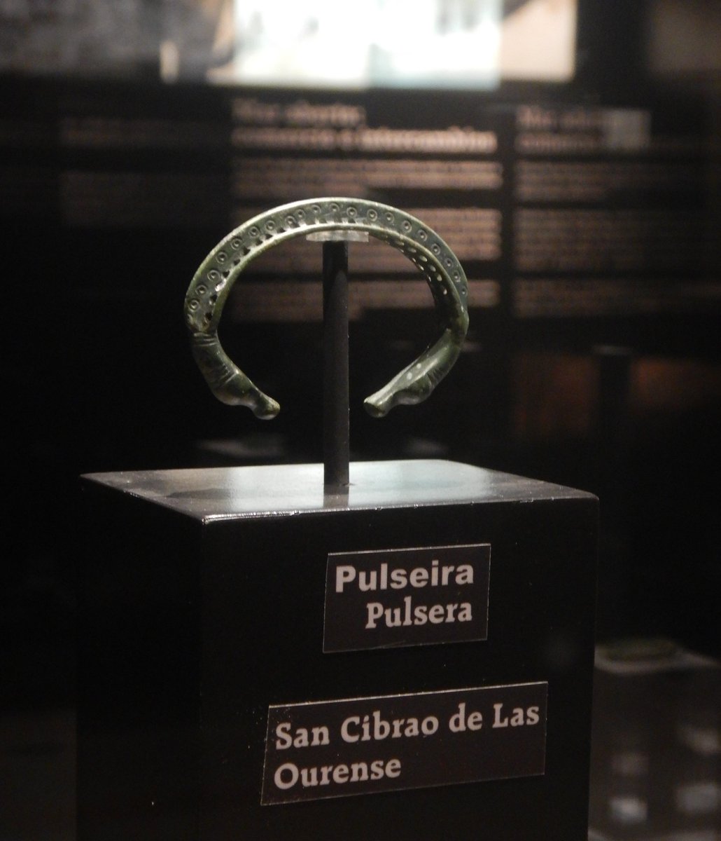 PACC_San_Cibran's tweet photo. 🗣️ Despedimos a semana na #exposición estable do #PACC #Lansbrica, con esta preciosidade de pulseira de bronce atopada en #SanCibraodeLas. https://t.co/Esxem4AINf