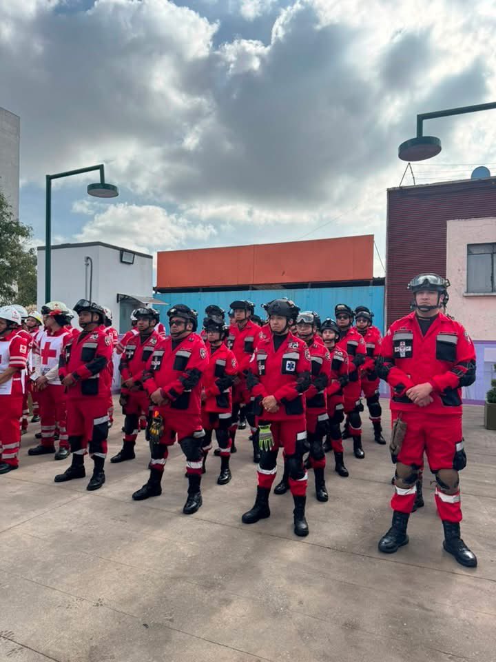 Rescate_Condor's tweet photo. En el marco de las ceremonias conmemorativas de este 19 de septiembre, nuestro grupo voluntario estuvo presente refrendando un compromiso que llevamos en el corazón: estar siempre listos para servir a nuestra comunidad. 🇲🇽
#CóndorCercaDeTi
#voluntarios
#sismos #19s https://t.co/aLZH70avVQ