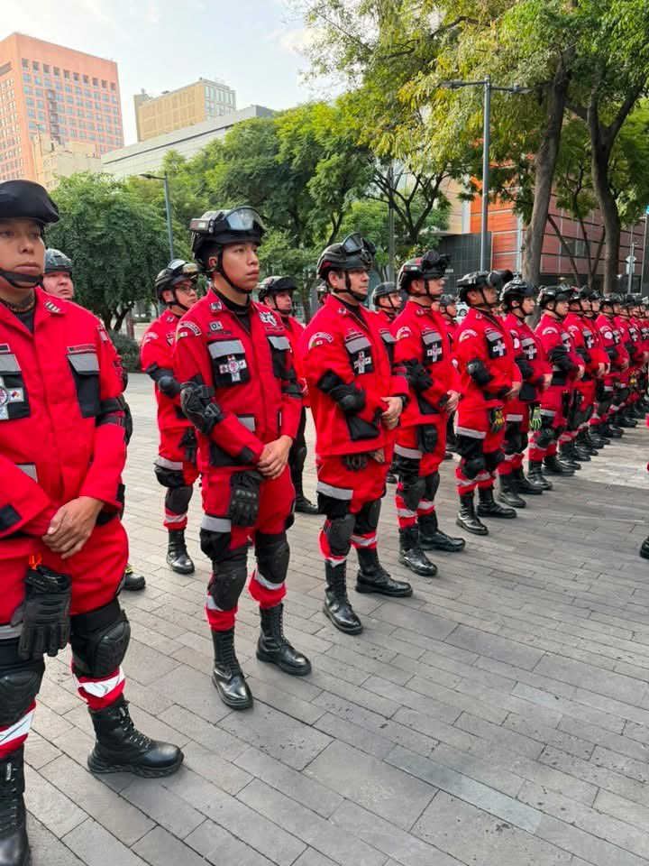 Rescate_Condor's tweet photo. En el marco de las ceremonias conmemorativas de este 19 de septiembre, nuestro grupo voluntario estuvo presente refrendando un compromiso que llevamos en el corazón: estar siempre listos para servir a nuestra comunidad. 🇲🇽
#CóndorCercaDeTi
#voluntarios
#sismos #19s https://t.co/aLZH70avVQ
