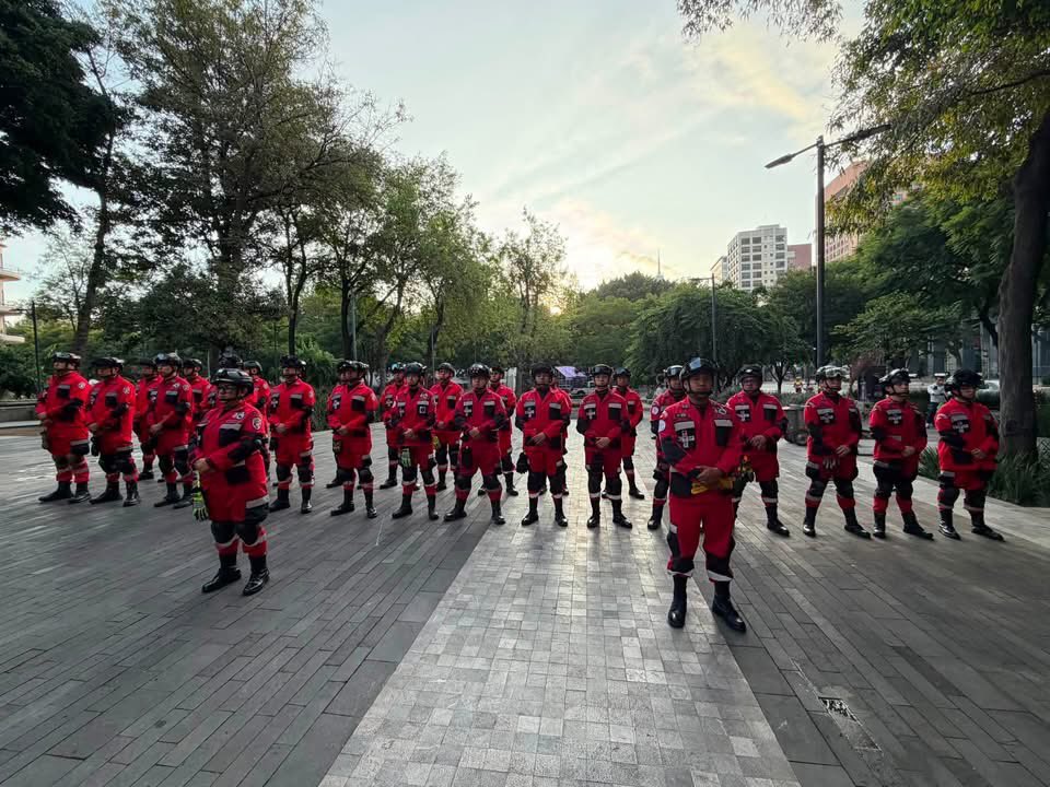 Rescate_Condor's tweet photo. En el marco de las ceremonias conmemorativas de este 19 de septiembre, nuestro grupo voluntario estuvo presente refrendando un compromiso que llevamos en el corazón: estar siempre listos para servir a nuestra comunidad. 🇲🇽
#CóndorCercaDeTi
#voluntarios
#sismos #19s https://t.co/aLZH70avVQ