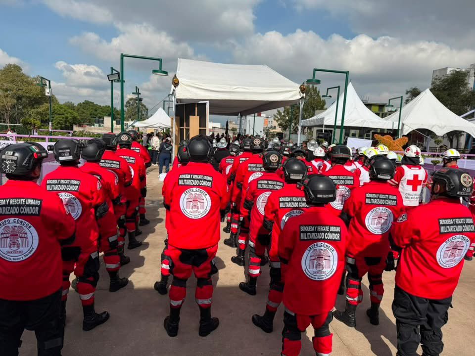Rescate_Condor's tweet photo. En el marco de las ceremonias conmemorativas de este 19 de septiembre, nuestro grupo voluntario estuvo presente refrendando un compromiso que llevamos en el corazón: estar siempre listos para servir a nuestra comunidad. 🇲🇽
#CóndorCercaDeTi
#voluntarios
#sismos #19s https://t.co/aLZH70avVQ