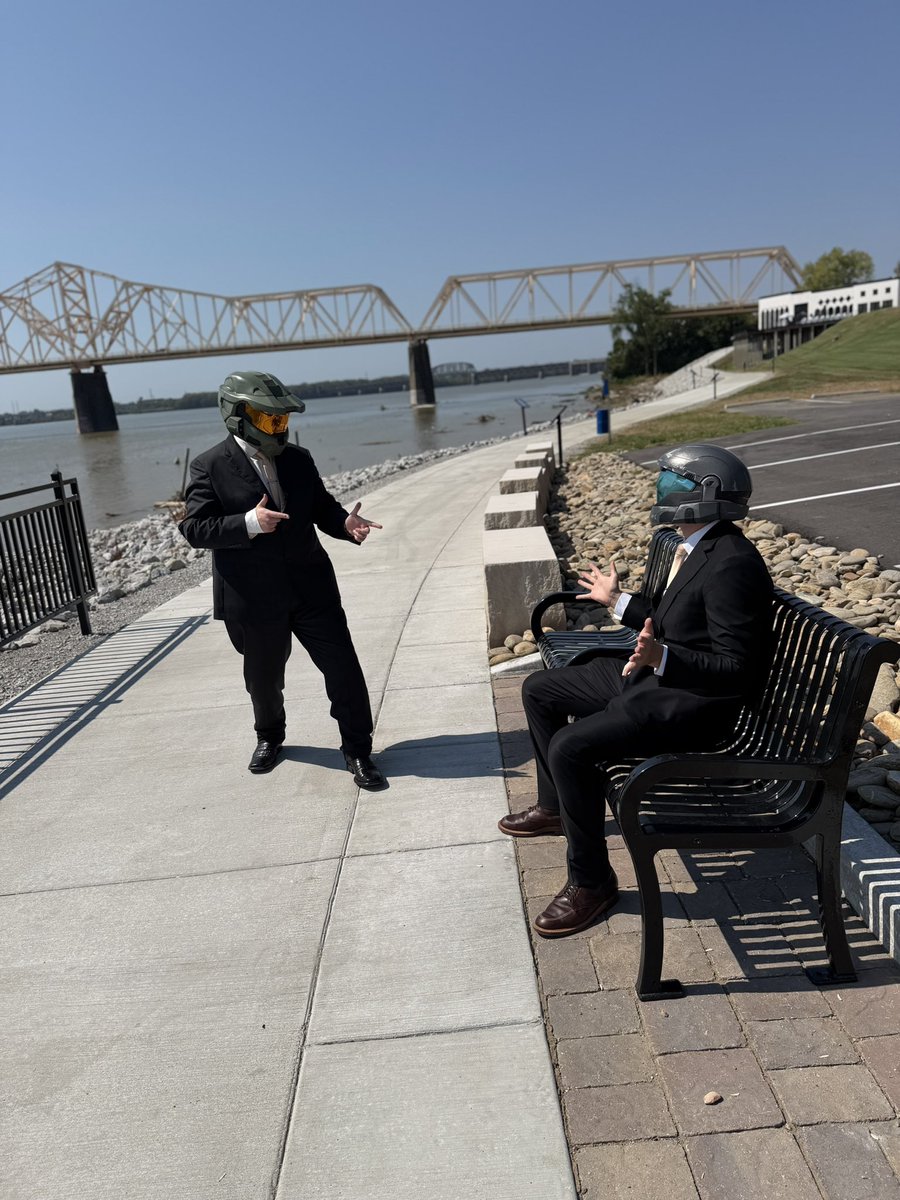 JacksonMager's tweet photo. Had my wedding this weekend and we took some groomsmen photos. We had the idea to make it @Halo themed! had a lotta fun with this one. #nerdwedding #halo https://t.co/6OyyxLMr2o