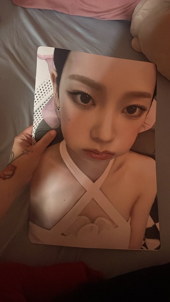 katarinabluceta's tweet photo. dia do photocard maluco https://t.co/ShRfCR9vUB