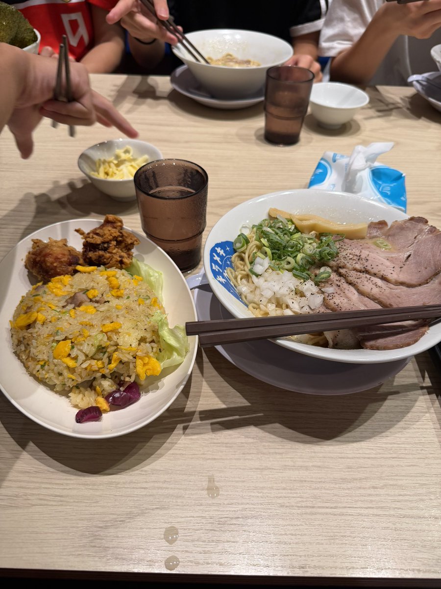 g23043's tweet photo. リア友と久しぶりに会ってラーメン屋さんに行きました！美味しかったなぁまた行きたい https://t.co/XDWbs8TMxX