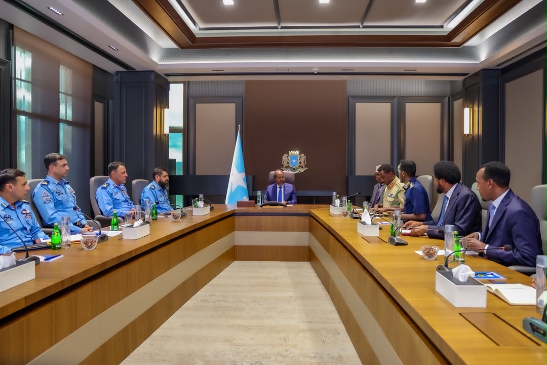 MoDSomaliya's tweet photo. The President of the Federal Republic of Somalia and Commander-in-Chief of the Armed Forces, H.E. Hassan Sheikh Mohamud, received a high-level delegation from the Pakistan Air Force, led by Air Marshal Muhammad Sarfraz, Commander of Air Defence and Deputy Chief of the Air Staff.

Read the full statement on: https://t.co/mUC8TSYpBW