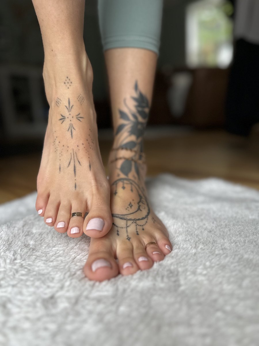 LunaLuciousLik's tweet photo. Lick it ! Those will make you crazy! #foot #feet #footfetısh #licktoes #toes #soles https://t.co/bxMxzRP2b0