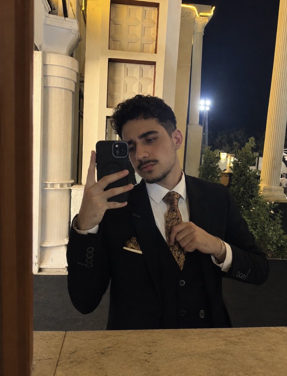 erfnrsf's tweet photo. بنده نیز پسرخاله داماد بودم🌹 https://t.co/i9Dk1guCpo