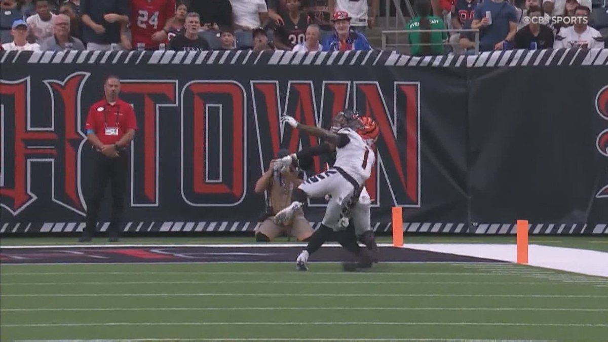 FOX19Jeremy's tweet photo. Look at this frame by frame. 

Ja'Marr Chase is falling down, gathers himself, contorts his body back to the ball, then stabilizes himself to keep his left foot in bounds and drags the right foot. 

Rare athletic ability. #Bengals @FOX19 https://t.co/N0tQcAMjRs