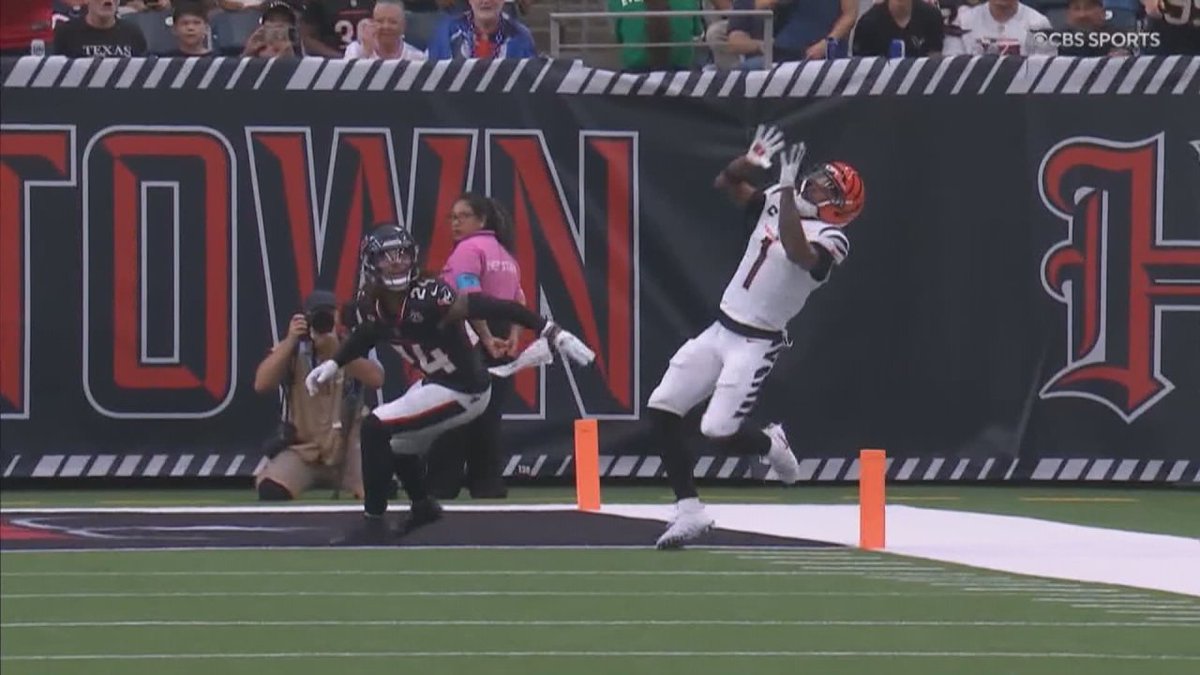 FOX19Jeremy's tweet photo. Look at this frame by frame. 

Ja'Marr Chase is falling down, gathers himself, contorts his body back to the ball, then stabilizes himself to keep his left foot in bounds and drags the right foot. 

Rare athletic ability. #Bengals @FOX19 https://t.co/N0tQcAMjRs