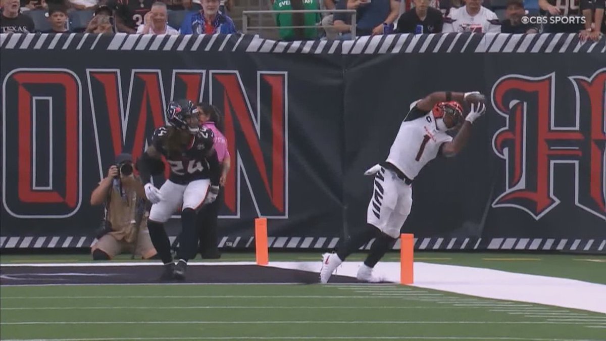 FOX19Jeremy's tweet photo. Look at this frame by frame. 

Ja'Marr Chase is falling down, gathers himself, contorts his body back to the ball, then stabilizes himself to keep his left foot in bounds and drags the right foot. 

Rare athletic ability. #Bengals @FOX19 https://t.co/N0tQcAMjRs