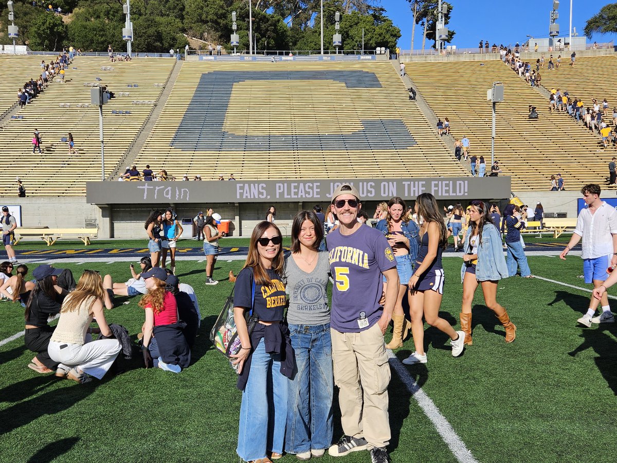 TravisDarrow's tweet photo. Big Bears energy in Berkeley! 🐻💙💛🏈 49-7 over Wagner,🎶@Train concert vibes festival after, plus ran into Cal legend Kevin Kennedy!🤝Team, students, staff, alumni and fans everywhere bringing it. C u next game✨#GoBears #CalFootball @UCBerkeley @CalAthletics @Win4Cal @CalBand https://t.co/1OZbU5zXU8