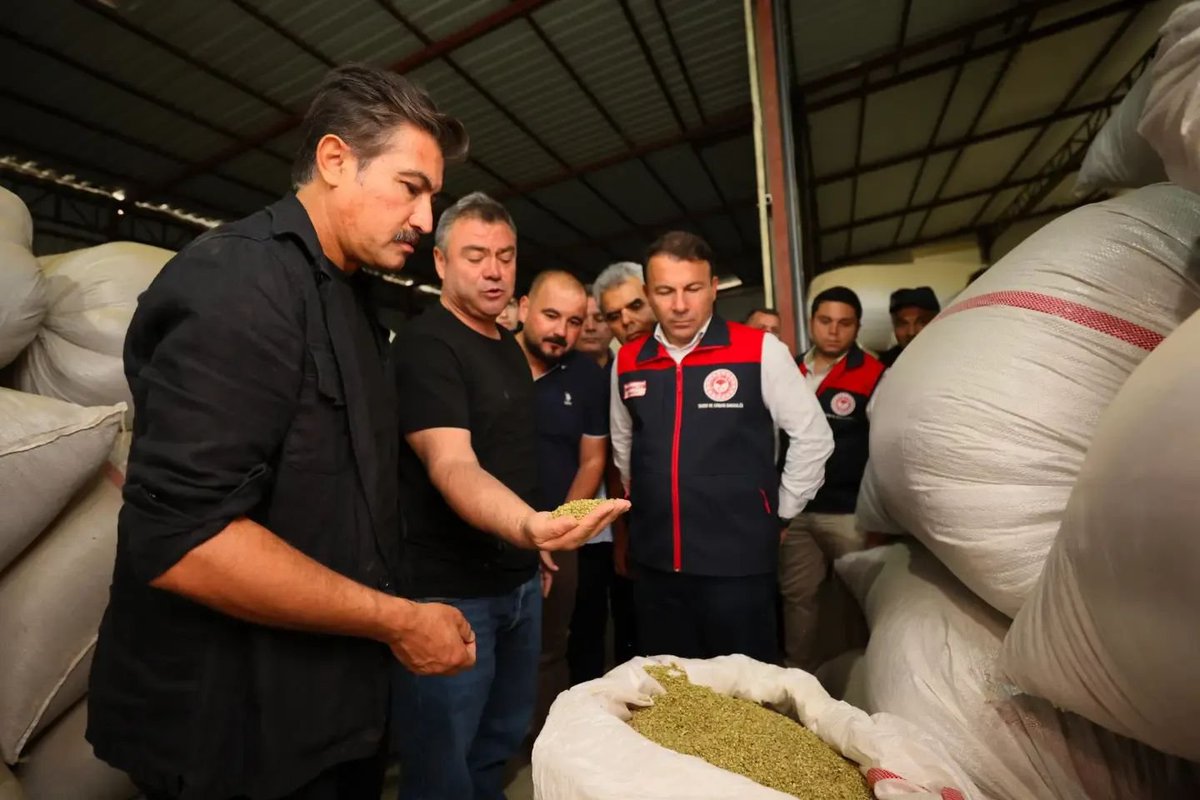 avcahitozkan's tweet photo. Gıda, tarım ve hayvancılık alanında faaliyet gösteren işletmelerimizi ziyaret ederek üreticilerimizle bir araya geldik.

• Çal ilçemizde faaliyet gösteren DÖHLER Gıda’nın konsantre meyve suyu üretim tesislerini ziyaret ederek üretim süreçlerini yerinde inceledik.

• Alişanoğulları Büyükbaş Hayvancılık İşletmesi sahibi Murat Alişan’ı işletmesinde ziyaret ederek, büyükbaş hayvancılığın durumu, üreticilerimizin sahadaki ihtiyaçları ve sektörün geleceğine ilişkin değerlendirmelerde bulunduk.

• Güney ilçemize bağlı Aşağıçeşme Mahallemizde, Muhtarımız Ahmet Kaya’nın büyükbaş hayvancılık işletmesini ziyaret ederek üretim faaliyetleri hakkında bilgi aldık.

• Mehmet Gül’e ait kekik işleme tesisini ziyaret ederek, üretim süreçleri ve tesisin faaliyetleri hakkında bilgiler aldık.

• Antep fıstığı üretiminin verimli şekilde gerçekleştirildiği Güney ilçemizde, Mehmet Çeliker’e ait Antep fıstığı tarlasında incelemelerde bulunduk.

• Öğün Hayvancılık Süt Sığırı İşletmesi’ni ziyaret ederek işletmenin çalışmaları, süt sığırcılığı ve hayvancılık faaliyetleri hakkında bilgi aldık.

Üreten, emek veren ve alın teriyle Denizli’mizin ekonomisine katkı sunan tüm üreticilerimize kolaylıklar diliyorum.