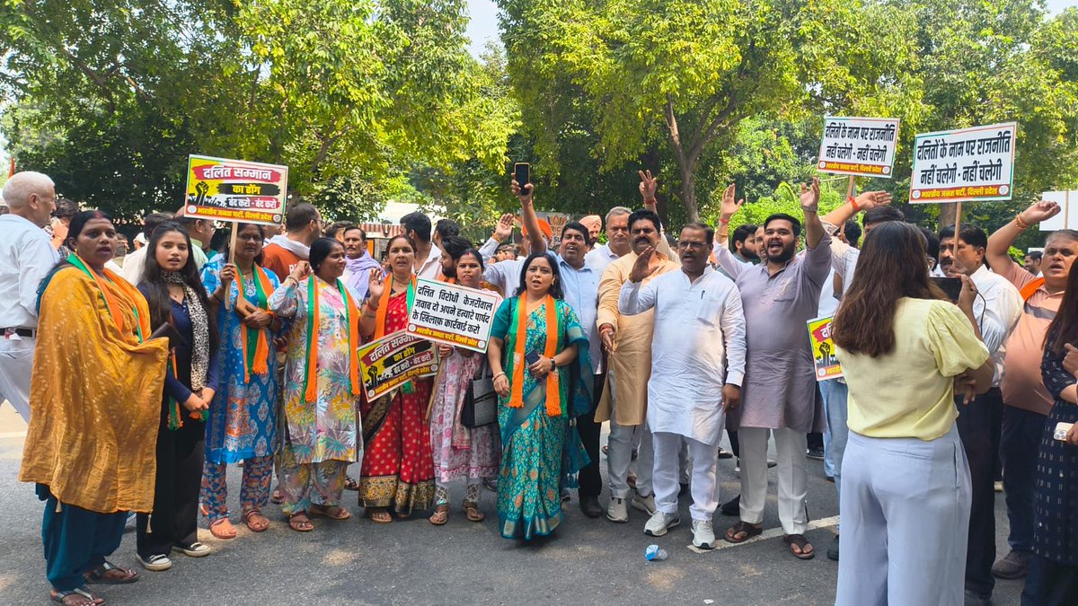 Rahulbjp231's tweet photo. MCD के सफाई कर्मचारी दीपक जी को आत्महत्या के लिए विवश करने वाले 'आप' पार्षद विजय कुमार को अविलंब बर्खास्त किया जाए! न्याय की इस मांग को लेकर आज दिल्ली भाजपा ने आम आदमी पार्टी कार्यालय पर प्रचंड रोष प्रदर्शन किया। https://t.co/hi1WgB6ODB