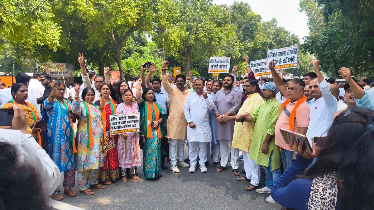 Rahulbjp231's tweet photo. MCD के सफाई कर्मचारी दीपक जी को आत्महत्या के लिए विवश करने वाले 'आप' पार्षद विजय कुमार को अविलंब बर्खास्त किया जाए! न्याय की इस मांग को लेकर आज दिल्ली भाजपा ने आम आदमी पार्टी कार्यालय पर प्रचंड रोष प्रदर्शन किया। https://t.co/hi1WgB6ODB